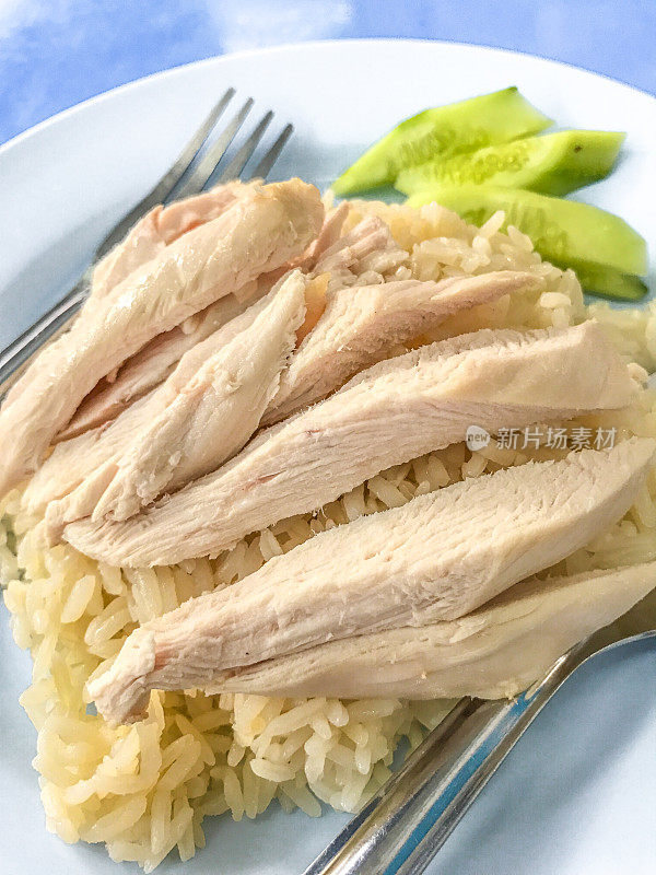 Khao Man Kai(海南鸡饭，蒸鸡和白米饭)，成分是Khao Man是用油或椰子酱煮米饭，Kai是鸡肉。